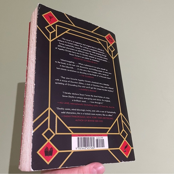 📚 4/25$ 📚 The Seven Deaths of Evelyn Hardcastle Book - Picture 8 of 9